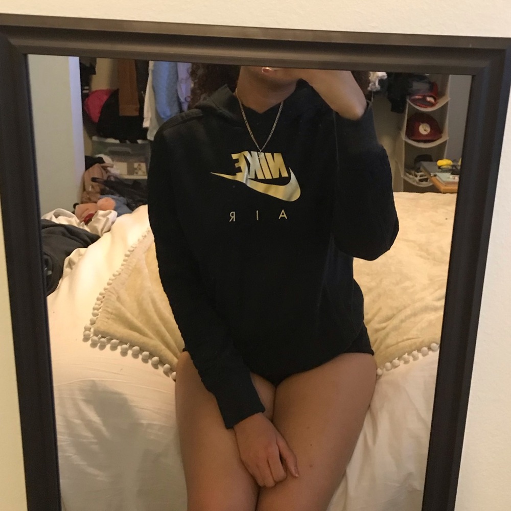 BLACK AND GOLD NIKE SWEATSHIRT
